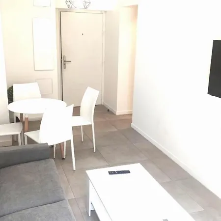 Appartement Baie Des Anges Proche 102 *