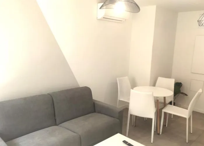 Appartement Baie Des Anges Proche 102 *